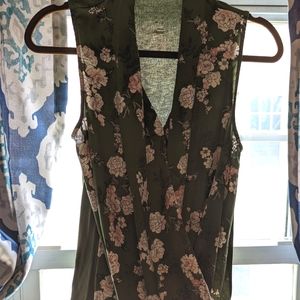 Sleeveless cross over shirt